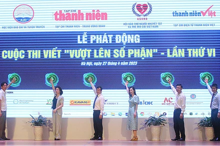 Đại diện Ban tổ chức và các đơn vị liên quan thực hiện nghi thức khởi động Cuộc thi viết “Vượt lên số phận” lần thứ VI.