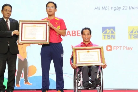 Vận động viên Lê Văn Công (bìa phải) và huấn luyện viên Lê Quang Thái nhận Huân chương Lao động hạng Ba.