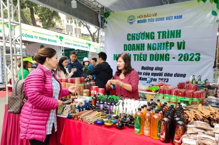 Người tiêu dùng mua sắm hàng hóa vào gian hàng quảng bá sản phẩm, dịch vụ vì người tiêu dùng. 