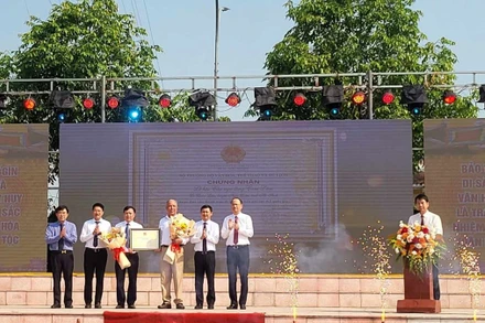 Đại diện lãnh đạo Bộ Văn hóa, Thể thao và Du lịch trao bằng công nhận Di sản Văn hóa phi vật thể quốc gia cho chính quyền, nhân dân địa phương.