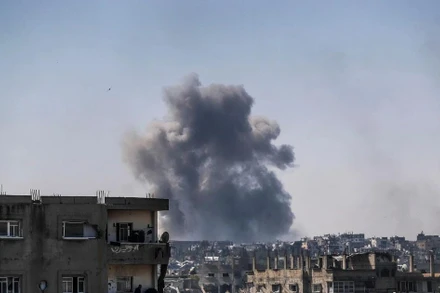 Khói bốc lên sau cuộc không kích của Israel tại Gaza. (Ảnh: TTXVN)