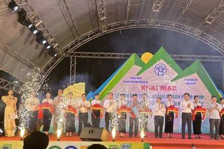 Các đại biểu cắt băng khai mạc sự kiện giới thiệu sản phẩm OCOP gắn với văn hóa các tỉnh miền núi phía bắc.