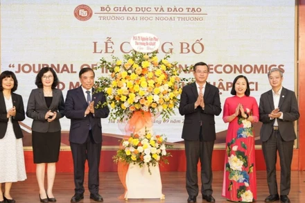 Lãnh đạo Bộ Giáo dục và Đào tạo chúc mừng tạp chí Quản lý và kinh tế gia nhập hệ thống ACI.