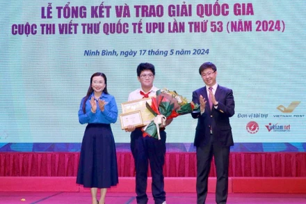 Ban Tổ chức trao giải Nhất cho em Nguyễn Đỗ Quang Minh (lớp 9/1 Trường trung học cơ sở-trung học phổ thông Nguyễn Khuyến, quận Cẩm Lệ, thành phố Đà Nẵng).