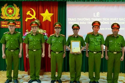 Công an tỉnh Long An trao thưởng cho Ban chuyên án có thành tích xuất sắc trong việc điều tra, bắt giữ các đối tượng phạm tội. 