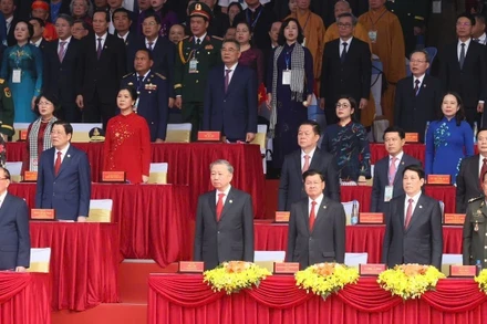 Các vị lãnh đạo Đảng và Nhà nước cùng các vị khách quốc tế tham gia nghi thức chào cờ. (TTXVN). 