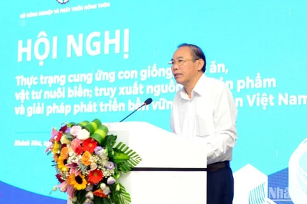 Thứ trưởng Nông nghiệp và Phát triển nông thôn Phùng Đức Tiến phát biểu tại hội nghị.