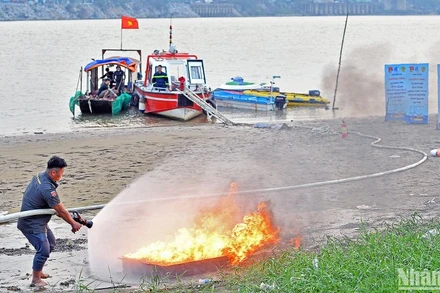Đoàn viên, thanh niên và thành viên các đội hình tình nguyện của Thủ đô tập huấn kỹ năng phòng cháy, chữa cháy, cứu hộ, cứu nạn bên bờ sông Hồng.