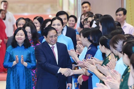 Thủ tướng Phạm Minh Chính và các đại biểu tham dự Hội nghị đối thoại với phụ nữ Việt Nam sáng 15/10.