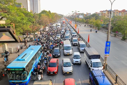 Giao thông ùn tắc khi nhiều người dân trở lại Thủ đô trong chiều 29/1