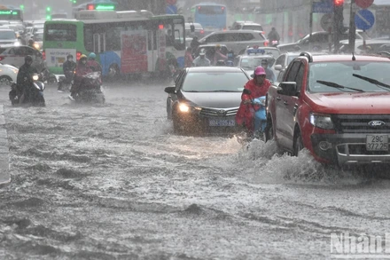 Mưa lớn gây ra ngập sâu nhiều tuyến phố Hà Nội sáng 5/6. Ảnh: THÀNH ĐẠT