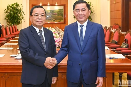 Chủ nhiệm Ủy ban Kiểm tra Trung ương Trần Cẩm Tú và Chủ nhiệm Ban Kiểm tra Trung ương Lào Khamphan Phommathat trước buổi hội đàm. (Ảnh: DUY LINH)