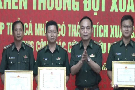 Lãnh đạo Bộ đội Biên phòng tỉnh Thái Bình tặng Giấy khen cho các cá nhân và tập thể có thành tích xuất sắc trong ứng cứu ngư dân bị nạn trên biển. (Ảnh Bộ đội Biên phòng cung cấp)