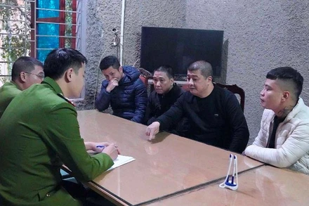 Các đối tượng tại cơ quan công an.