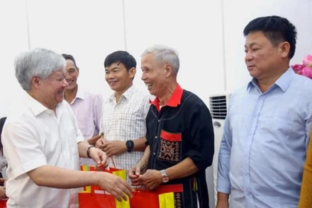 Quan tâm, động viên người có uy tín tham gia cống hiến cho cộng đồng 