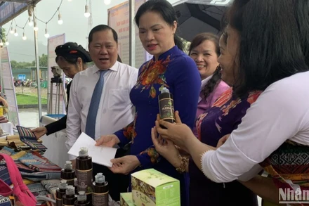 Các đại biểu tham quan gian hàng của phụ nữ tỉnh Hòa Bình.