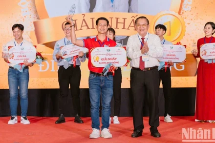 Ban Tổ chức trao giải Nhất cho thí sinh Đinh Hải Dương.