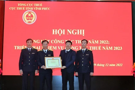 Chủ tịch UBND tỉnh Lê Duy Thành tặng bằng khen cho ngành Thuế Vĩnh Phúc có thành tích xuất sắc trong thu ngân sách Nhà nước năm 2022.