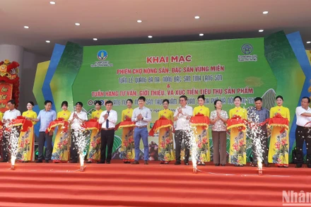 Cắt băng khai mạc "Phiên chợ nông sản, đặc sản vùng miền; Tuần lễ quảng bá na, nông đặc sản tỉnh Lạng Sơn năm 2024".
