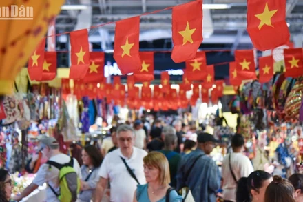 [Ảnh] Việt Nam tỏa sáng tại Hội chợ quốc tế Paris 2025 với sắc màu văn hóa và ẩm thực