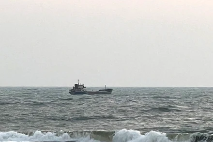 Tàu Xuyên Á 126 bị nạn neo tại vị trí cách bờ biển Kê Gà, huyện Hàm Thuận Nam, Bình Thuận gần 1.000 m.