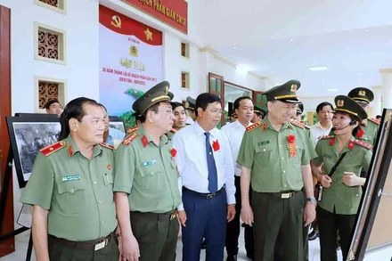 Bộ trưởng Tô Lâm và đại biểu tham quan Nhà trưng bày tư liệu Kế hoạch CM12 vào chiều 11/8. 