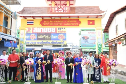 Lễ cắt băng khai trương Phố ẩm thực văn hóa Thái Lan-Việt Nam tại tỉnh Nakhon Phanom.