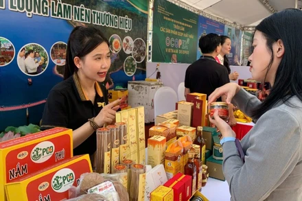 Khách tham quan mua sắm tại các gian hàng ở Triển lãm các sản phẩm OCOP xuất khẩu (VIETNAM OCOPEX).