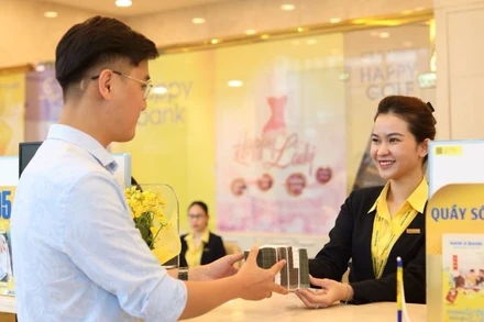 Khách hàng giao dịch tại Nam A Bank