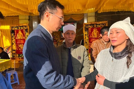 TS Trần Hữu Minh, Chánh văn phòng Ủy ban An toàn giao thông Quốc gia thăm hỏi gia đình nạn nhân tai nạn giao thông.