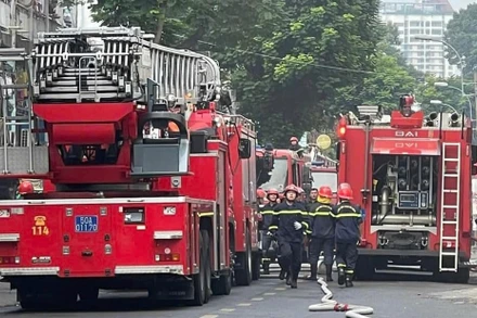 Nhiều xe chữa cháy được điều động đến hiện trường dập lửa, cứu người. Ảnh: CTV