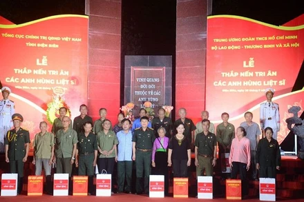 Đồng chí Vừ A Bằng, Phó Chủ tịch Ủy ban nhân dân tỉnh Điện Biên cùng đại diện lãnh đạo Cục Chính trị Quân khu 2, Trung ương Đoàn Thanh niên cộng sản Hồ Chí Minh trao quà, động viên gia đình chính sách ở Điện Biên.