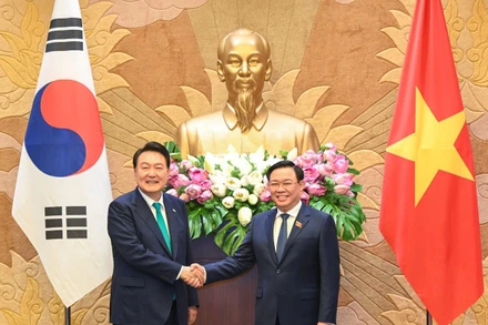 Chủ tịch Quốc hội Vương Đình Huệ và Tổng thống Hàn Quốc Yoon Suk Yeol tại buổi tiếp. (Ảnh Duy Linh)