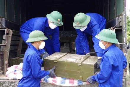 Cán bộ Phòng Kỹ thuật, Bộ Chỉ huy quân sự tỉnh Sóc Trăng bốc xếp đạn pháo cấp 5 chuẩn bị hủy nổ.