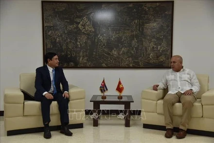 Đồng chí Trần Quốc Cường, Ủy viên Trung ương Đảng, Phó Trưởng ban Nội chính Trung ương, hội kiến Ủy viên Bộ chính trị, Trưởng Ban Tổ chức Trung ương Đảng Cộng sản Cuba Roberto Morales Ojeda. (Ảnh: TTXVN)