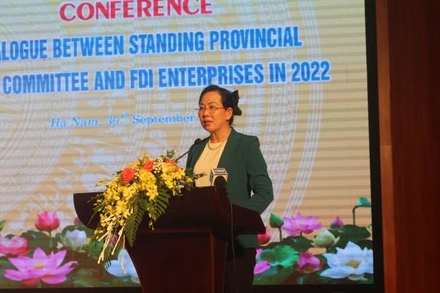 Đồng chí Bí thư tỉnh ủy phát biểu tại buổi đối thoại. 