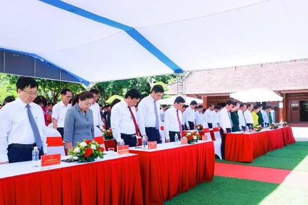 Các đồng chí lãnh đạo tỉnh Nghệ An, huyện Nam Đàn cùng các đại biểu dự lễ dành phút mặc niệm tưởng nhớ công lao to lớn của Chủ tịch Hồ Chí Minh. 