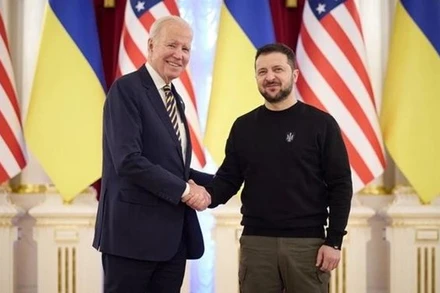 Tổng thống Mỹ Joe Biden (trái) và Tổng thống Ukraine Volodymyr Zelensky tại Kiev ngày 20/2. (Ảnh: Guardian)