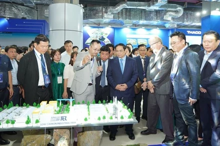 Thủ tướng Phạm Minh Chính thăm gian trưng bày của Saigontel tại Triển lãm quốc tế Đổi mới sáng tạo Việt Nam 2023; nghe giới thiệu về mô hình tăng trưởng xanh. 