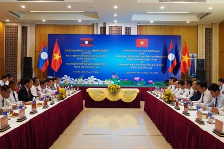 Quang cảnh lễ hội đàm giữa hai đoàn đại biểu cấp cao hai tỉnh Quảng Bình và Salavan (Lào).