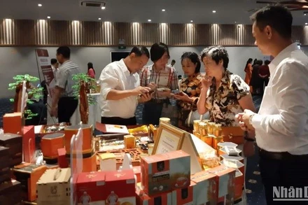 Khách hàng tham quan, thưởng thức sản phẩm đặc sản đặc trưng khu vực miền núi, vùng sâu, vùng xa tại hội thảo.