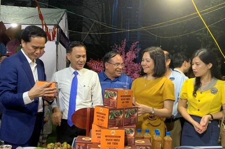 Các đại biểu tham quan gian hàng sản phẩm các HTX tại Phát động phong trào khởi nghiệp hợp tác xã, Chương trình xúc tiến thương mại các hợp tác xã diễn ra tối 5/4, tại Hải Phòng.