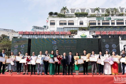 Trao Bằng công nhận “Vì môi trường xanh quốc gia 2023” cho các doanh nghiệp tiêu biểu có những đóng góp tích cực trong công tác bảo vệ môi trường.