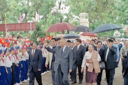 Thiếu nhi tỉnh Nghệ An chào đón Chủ tịch Đảng, Chủ tịch nước Lào Khamtay Siphandone tới thăm năm 2002. (Ảnh: TTXVN)