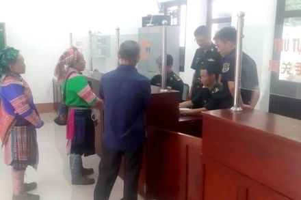 Làm thủ tục xuất cảnh cho cư dân biên giới ở Cửa khẩu Mường Khương, ngày 27/7/2023. (Ảnh: TL)