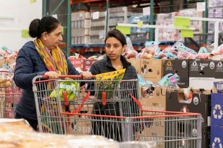 Người tiêu dùng mua sắm tại siêu thị ở Foster City, California, Mỹ. (Ảnh: THX/TTXVN)