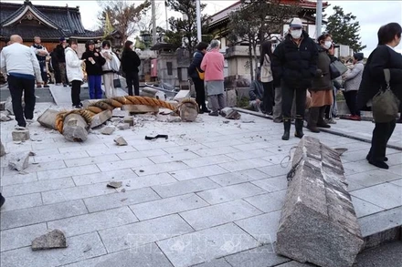 Cổng vào một đền thờ tại Kanazawa, tỉnh Ishikawa, Nhật Bản bị đổ sập sau động đất ngày 1/1/2024. Ảnh: Kyodo/TTXVN