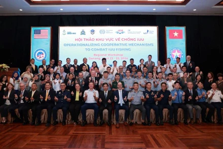 Các đại biểu chụp ảnh tại Hội thảo.