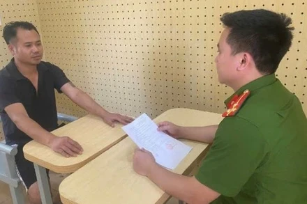 Đối tượng Nguyễn Văn Hưởng làm việc với công an (Ảnh: Công an Vĩnh Phúc cung cấp).