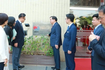 Đoàn nghị sĩ Thượng viện Nhật Bản kiểm tra, khảo sát dự án ODA tại Bệnh viện Bạch Mai.